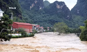 Nước lũ về trong đêm, “giải cứu” 35 người khỏi vùng nguy hiểm ở Lạng Sơn