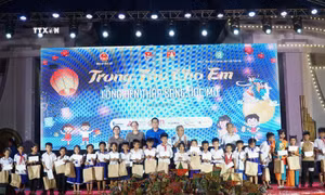 “Lồng đèn thắp sáng ước mơ" cho các em nhỏ A Lưới