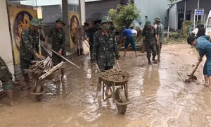 Kon Tum hỗ trợ người dân bị ảnh hưởng mưa lũ