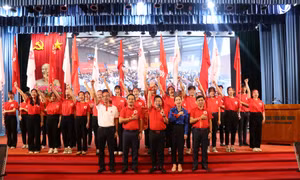 Thường trực Ban chỉ đạo vận động hiến máu tình nguyện tỉnh Tuyên Quang và các thành viên Đoàn Hành trình đỏ năm 2023 thực hiện nghi thức hô khẩu hiệu Hành trình đỏ. Ảnh: Thu Huyền