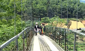 Cầu treo Vàng On, thôn Vàng On, xã Trung Minh, huyện Yên Sơn, tỉnh Tuyên Quang được đầu tư xây dựng giúp người dân đi lại, giao thương thuận lợi. Ảnh: Quang Cường