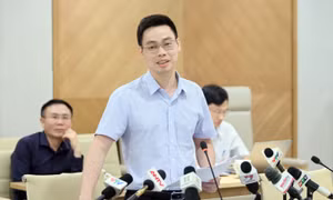 Ông Trần Quang Hưng, Phó Cục trưởng tập sự Cục An toàn thông tin trả lời các câu hỏi của phóng viên đại diện cho các cơ quan báo chí tại họp báo. Ảnh: mic.gov.vn