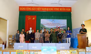 Binh chủng Hóa học chia sẻ khó khăn với trẻ em vùng cao A Lưới