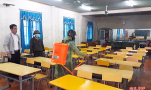 Trung tâm Y tế huyện Thạch Hà tiến hành phun hóa chất cloramin B tại Trường Tiểu học Lý Tự Trọng. Ảnh: baohatinh.vn