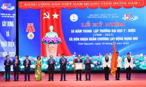 Chủ tịch Uỷ ban Trung ương Mặt trận Tổ quốc Việt Nam Đỗ Văn Chiến trao Huân chương Lao động hạng Nhì cho tập thể Trường Đại học Y – Dược, Đại học Thái Nguyên. Ảnh: Thu Hằng-TTXVN