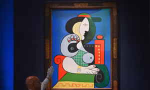Bức chân dung “Femme à la montre” của danh họa Picasso được trưng bày tại nhà đấu giá Sotheby’s ở New York, Mỹ, ngày 8/11/2023. Ảnh: AFP/TTXVN