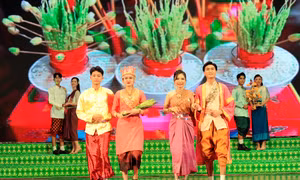 Trình diễn giới thiệu trang phục dân tộc Khmer trong hoạt động nông nghiệp, đi chùa, lễ cưới. Ảnh: An Hiếu