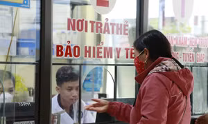 Người dân huyện Văn Chấn (Yên Bái) đăng ký khám, chữa bệnh bằng thẻ bảo hiểm y tế tại Trung tâm Y tế huyện. Ảnh: Việt Dũng - TTXVN