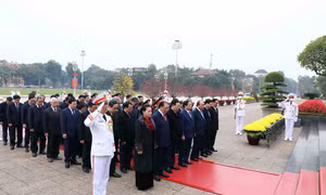 Các đồng chí lãnh đạo, nguyên lãnh đạo Đảng, Nhà nước và Mặt trận Tổ quốc Việt Nam thành kính tưởng nhớ Chủ tịch Hồ Chí Minh. Ảnh: Phạm Kiên – TTXVN