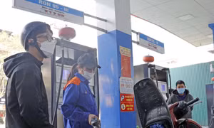 Mua, bán xăng, dầu tại một điểm kinh doanh xăng dầu (Hà Nội). Ảnh: Trần Việt - TTXVN
