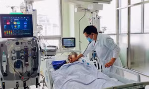 Bác sĩ đang điều trị cho bệnh nhân bị ngộ độc rượu. Ảnh: laodong.vn