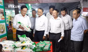 Khai mạc phiên chợ đưa hàng Việt về nông thôn Trà Vinh