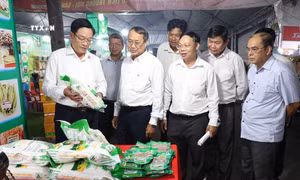 Khai mạc phiên chợ đưa hàng Việt về nông thôn Trà Vinh