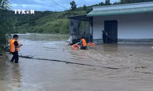 Lâm Đồng di dời nhiều người dân có nhà bị ngập sâu sau mưa lớn đến nơi an toàn