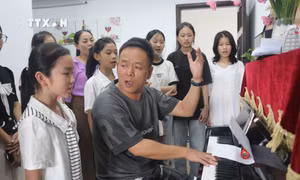 Anh Nguyễn Thành Ngân truyền nhiệt huyết, đam mê dân ca ví, giặm trong giới trẻ