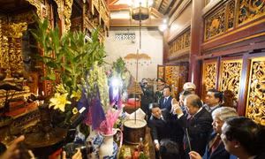 Phó Thủ tướng Thường trực Trương Hòa Bình dẫn đầu Đoàn đại biểu dự Đại hội đại biểu toàn quốc các dân tộc thiểu số Việt Nam lần thứ II dâng hương tưởng nhớ, tri ân công đức các Vua Hùng tại điện Kính Thiên. Ảnh: Hoàng Hà