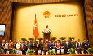 Chủ tịch Quốc hội Nguyễn Thị Kim Ngân tặng quà các đại biểu dân tộc thiểu số tại buổi gặp mặt. Ảnh: Hoàng Hà