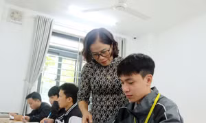Dưới sự dìu dắt của cô Lan, nhiều học sinh của trường đoạt danh hiệu học sinh giỏi. Ảnh: TTXVN phát