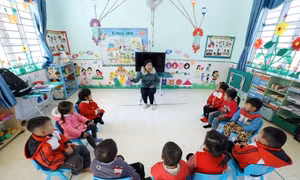 Một buổi học lớp ghép 2 + 3 + 4 tuổi của điểm trường Lũng Slàng thuộc trường Mầm non xã Tri Phương (Tràng Định, Lạng Sơn) với 10 học sinh đều là dân tộc Dao. Ảnh: TTXVN phát