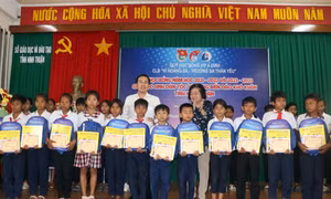 Trao 150 suất học bổng Vừ A Dính tặng học sinh nghèo Ninh Thuận