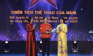 Tổng Giám đốc Thông tấn xã Việt Nam Vũ Việt Trang (áo dài đỏ) trao giải “Chiến tích thể thao của năm”. Ảnh: Hồng Giang - TTXVN