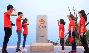 Người dân trên địa bàn thành phố Điện Biên Phủ cài đặt ứng dụng "Điện Biên Smart". Ảnh: Trung Kiên - TTXVN