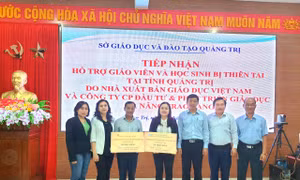 Đại diện Nhà xuất bản Giáo dục Việt Nam trao quà hỗ trợ cho Sở Giáo dục và Đào tạo tỉnh Quảng Trị. Ảnh: Hiền Thương