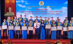 Đồng chí Bí thư Tỉnh ủy Chẩu Văn Lâm và lãnh đạo Liên đoàn Lao động tỉnh Tuyên Quang trao khen thưởng cho các cán bộ công đoàn cơ sở tiêu biểu. Ảnh: Quang Cường