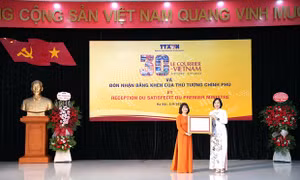 Báo Le Courrier du Vietnam vinh dự nhận Bằng khen của Thủ tướng Chính phủ. Ảnh: vietnamplus.vn