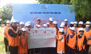 Trẻ em mồ côi tại tỉnh Đắk Lắk được tham gia hoạt động Team-building nhằm gắn kết tình cảm với các Mẹ đỡ đầu. Ảnh: Nguyên Dung – TTXVN
