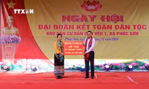 Trưởng Ban Tổ chức Trung ương Lê Minh Hưng vui hội đại đoàn kết với người dân bản Cao Vều