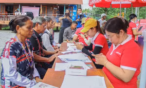 Chuyển hướng hỗ trợ 400.000 máy tính bảng sang hỗ trợ điện thoại thông minh cho hộ nghèo