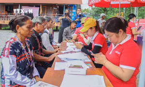 Chuyển hướng hỗ trợ 400.000 máy tính bảng sang hỗ trợ điện thoại thông minh cho hộ nghèo