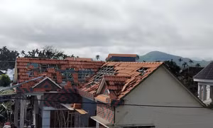 Lốc xoáy khiến 36 nhà dân ở thị xã Đức Phổ bị tốc mái