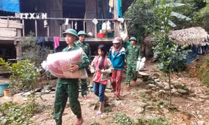 Làm nhà tạm cho 17 hộ dân tộc Bru - Vân Kiều bị ảnh hưởng sạt lở