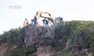 Hoàn thành việc xử lý khối đá nguy hiểm trên đèo Cù Hin