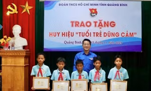 Tặng huy hiệu “Tuổi trẻ dũng cảm” cho 5 học sinh cứu sống 2 em nhỏ đuối nước ở Quảng Bình