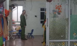 Lực lượng công an có mặt tại hiện trường trong cơ sở trông giữ trẻ trái phép. Ảnh: thanhnien.vn