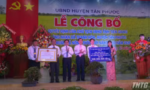 Đại diện UBND tỉnh Tiền Giang trao Bằng công nhận xã Thạnh Hòa đạt chuẩn nông thôn mới nâng cao. Ảnh: thtg.vn