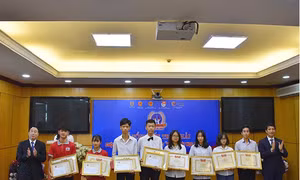 Ban Tổ chức trao giải cho các tác giả. Ảnh: pbgdpl.moj.gov.vn