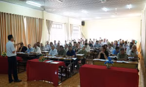 Thạc sỹ Lý Trọng Nhân, Trưởng Ban Dân tộc tỉnh Bình Phước, báo cáo các nội dung tại buổi tập huấn. Ảnh: Lâm Á Rịa