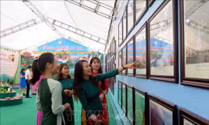 Khách tham quan Triển lãm ảnh “Du lịch văn hóa, lịch sử và sinh thái vùng Việt Bắc”. Ảnh: Thu Hằng-TTXVN