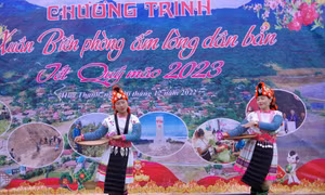 Tiết mục văn nghệ do người dân bản Xá Nhù tham gia biểu diễn tại chương trình. Ảnh: TTXVN phát