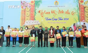 Chủ tịch Hội đồng Dân tộc Y Thanh Hà Niê Kđăm thăm, tặng quà người lao động ở Kon Tum