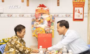 Phó Thủ tướng Lê Minh Khái thăm, tặng quà Tết tại An Giang