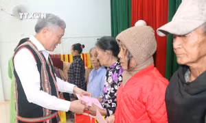 Chánh án TAND tối cao Nguyễn Hòa Bình tặng quà Tết cho người dân tại huyện Vân Canh. Ảnh: Sỹ Thắng - TTXVN