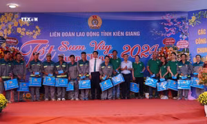 Chương trình "Tết sum vầy - Xuân chia sẻ" mang niềm vui đến người lao động Kiên Giang