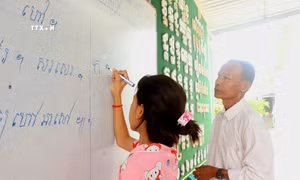 Truyền dạy chữ Khmer cho thế hệ sau