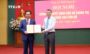 Trao Quyết định chuẩn y ông Trịnh Việt Hùng giữ chức Bí thư Tỉnh ủy Thái Nguyên