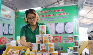 Gian hàng giới thiệu sản phẩm hạt điều chế biến sâu tại Hội chợ trái cây và hàng nông sản tỉnh Bình Phước lần thứ V, năm 2022. Ảnh: K GỬIH-TTXVN